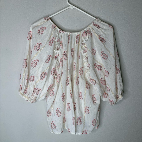 A Loves A White Blouse - Picture 2 of 6